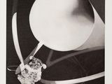 une vieille photo en noir et blanc représentant un vase contenant une fleur