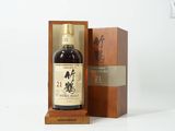 une photo d'une bouteille de whisky japonais dans un coffret en bois