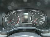 un gros plan du tableau de bord d'une voiture, avec un compteur de vitesse et des jauges