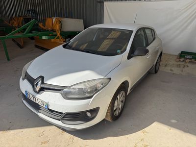 une voiture blanche garée dans un garage