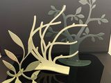 une découpe en papier représentant une plante avec des feuilles et des fleurs