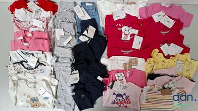 a lot of baby clothes that are on the table