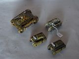 Trois petites voitures miniatures sont posées les unes à côté des autres sur une table