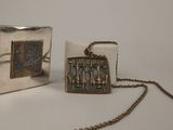 une photo d'un collier sur lequel figure une image