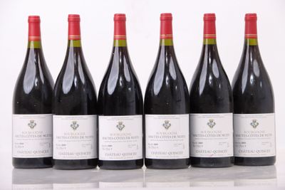 six bouteilles de vin sont alignées sur une table