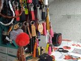 une table sur laquelle sont posés différents objets