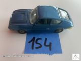 une petite voiture posée sur une feuille de papier bleue