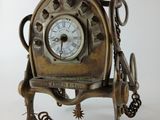 une horloge posée sur un socle, à laquelle sont attachées des chaînes