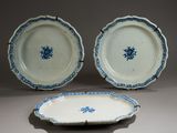 deux assiettes bleues et blanches et un plat sur une table