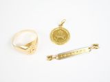 une bague en or, un lingot d'or et une pièce d'or