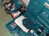 une boîte à outils bleue avec des outils sur le sol