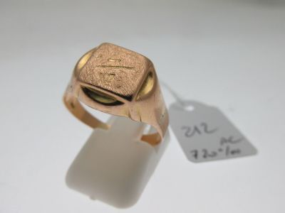 une chevalière en or ornée d'un motif carré
