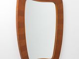 miroir rectangulaire avec un cadre en bois de forme rectangulaire