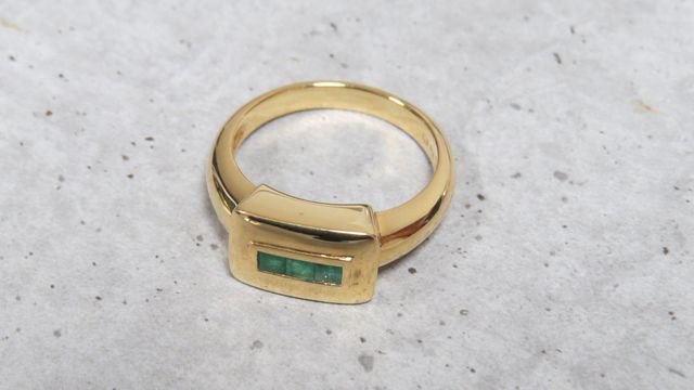 Bague en or jaune 750 millièmes, le centre orné de trois émeraude...