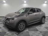 Le SUV Nissan Juke est garé dans une salle blanche
