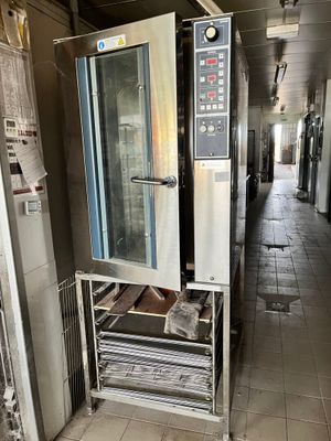 un four professionnel installé au milieu d'une pièce