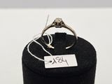 une image d'une bague sur laquelle est accrochée une étiquette avec un nom