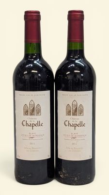 deux bouteilles de vin posées l'une à côté de l'autre sur une table