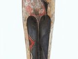 un vase noir orné d'une peinture sur fond blanc