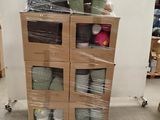 boîtes empilées dans un entrepôt
