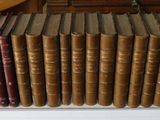 beaucoup de livres sur une étagère dans une pièce