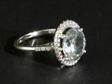 un gros plan d'une bague sertie d'une topaze bleue entourée de diamants blancs