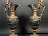 paire de vases anciens en laiton et en bronze ornés de figures