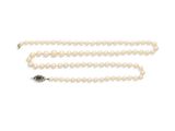un collier de perles de culture et de diamants