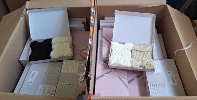 deux boîtes contenant quelques objets