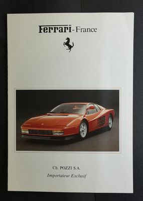 Le catalogue Ferrari - France est présenté sur un fond noir