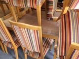 beaucoup de chaises et une table dans une pièce