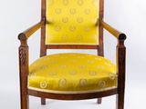 une image représentant une chaise dont l'assise est recouverte d'un tissu jaune