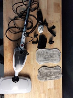 Quelqu'un utilise un balai vapeur pour nettoyer le parquet.