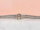 une photo d'une montre-bracelet pour femme posée sur une table