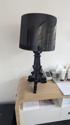 une lampe posée sur une table en bois