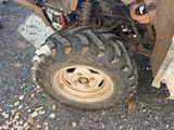 un gros plan d'un pneu de tracteur sur une route en gravier