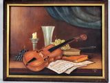 une peinture à l'huile représentant un violon posé sur une table, avec des raisins et une bougie