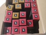 une boîte en carton remplie de boîtes rouges et jaunes
