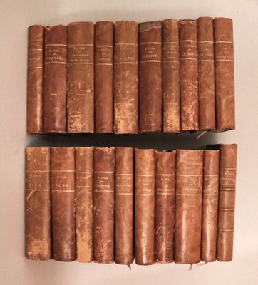 une pile de vieux livres posée sur une table blanche
