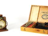 une petite boîte en bois avec une horloge à l'intérieur