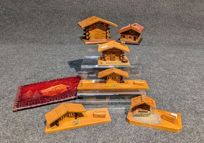 de nombreuses petites maisons en bois exposées sur le sol