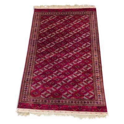 un tapis rouge à franges sur fond blanc