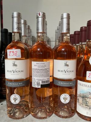 plusieurs bouteilles de vin sont alignées sur un comptoir