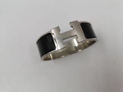 un gros plan d'une bague ornée d'une croix