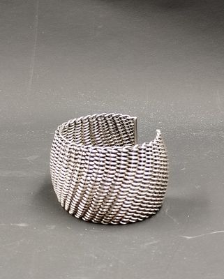 un gros plan d'un bracelet tressé posé sur une table