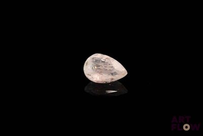 gros plan d'un diamant blanc sur une surface noire