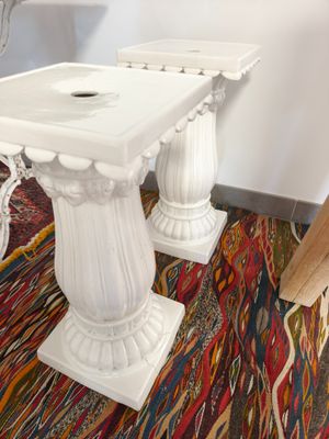 Paire de sellettes en céramique blanche godronnée h.