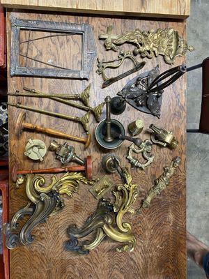 Lot de bronzes d'ameublement, devants de chenet, pieds de la…
