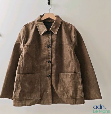 la veste est suspendue à un cintre sur le mur