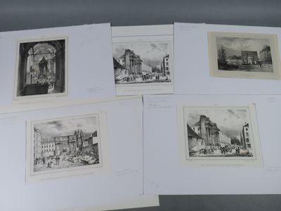 plusieurs photos en noir et blanc représentant des bâtiments et des bâtiments posés sur une table